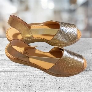 NWOT azura wedge shoe size varies